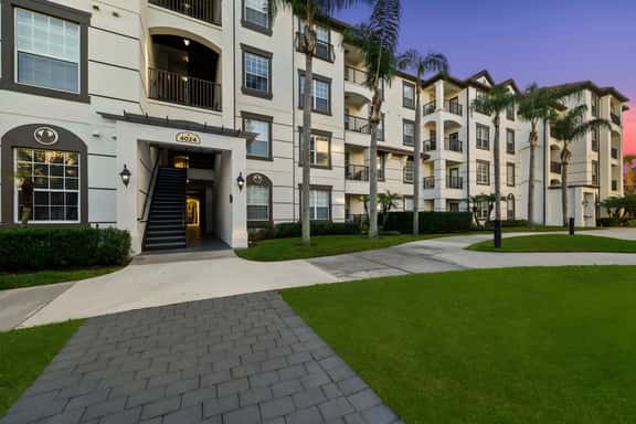 Lakeview 2BR Vista Cay - Near Epic Universe & OCCC - Image 1